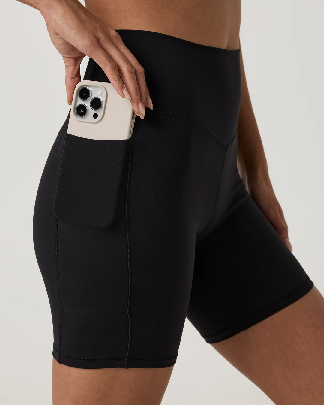 Vuori Women's AllTheForm Pocket Short 6" - Black Tonal
